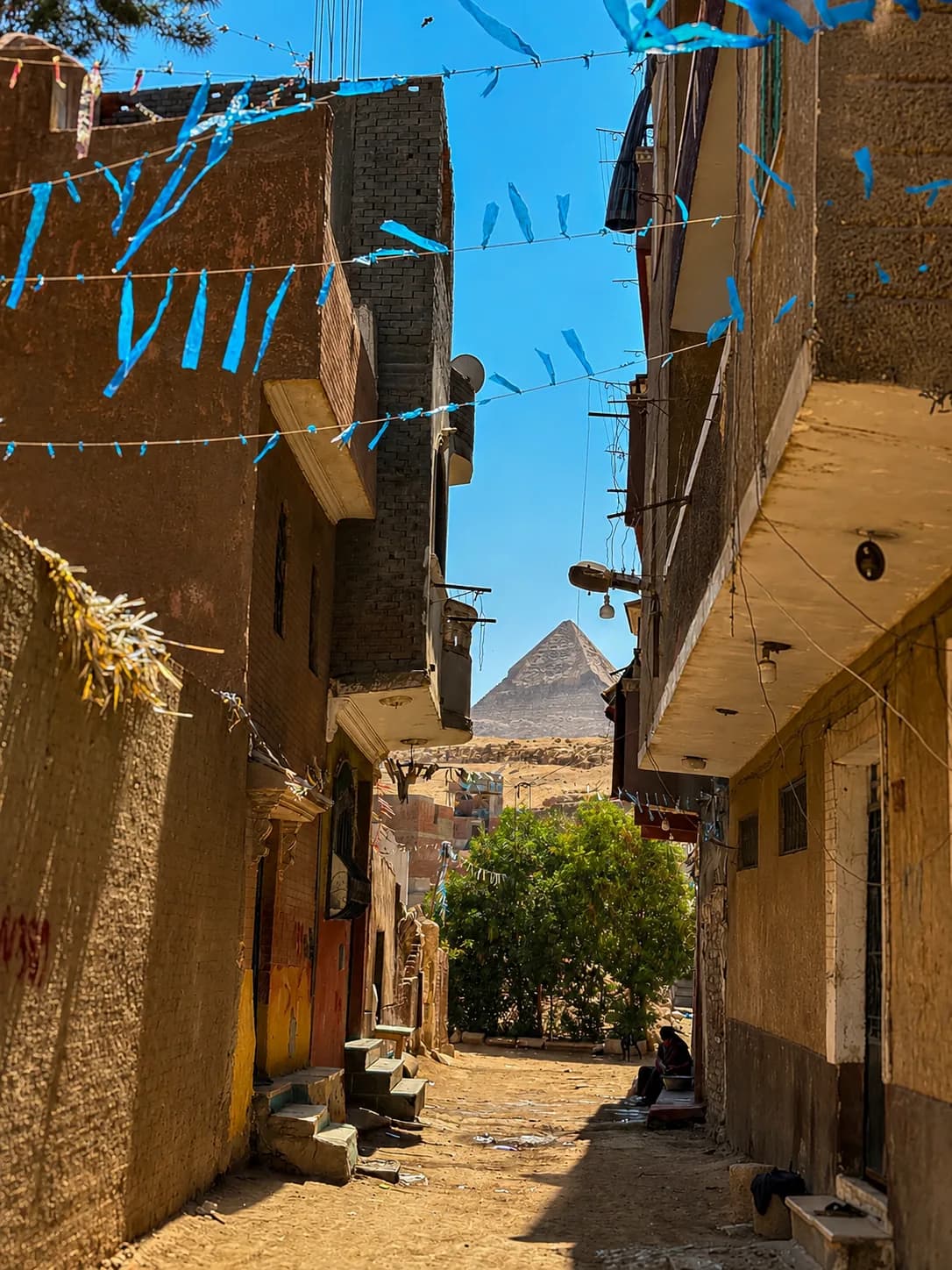 Ruelle de Nazlet el-Semman ouvrant sur la pyramide